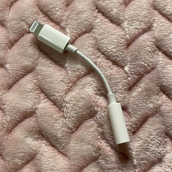 NEW Apple Lightning to 3.5mm Headphone Jack Adapter - Picture 3 of 5